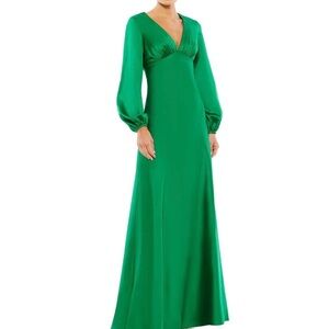NWT Stunning Mac Duggal Floor-Length Evening Gown in Rich Emerald Green Satin
